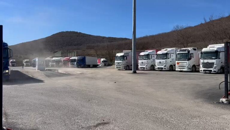 Dhjetëra kamionë të bllokuar në Qafë Thanë, gjendet zgjidhja për mbërritjen e tyre në destinacion