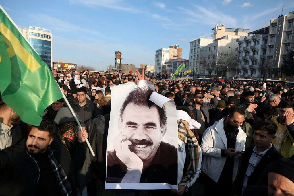 Kurdsit në Turqi kërkojnë reforma ligjore pas thirrjes së Öcalan për paqe dhe shpërbërje të PKK-së