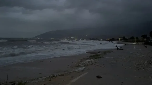 Fenomen natyror! Deti ngrihet mbi 1.5 metra në Orikum për shkak të baticës, përmbyten disa banesa dhe biznese