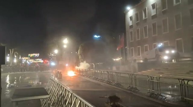 Molotovët drejt Kryeministrisë, reagon ministrja e Brendshme: Dënojmë çdo inkurajim akti dhune nga opozita