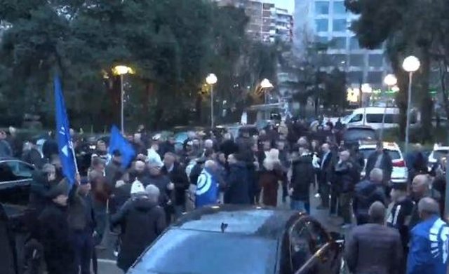 Pak para nisjes së protestës, Berisha shkon në selinë e PD, pritet nga simpatizantët