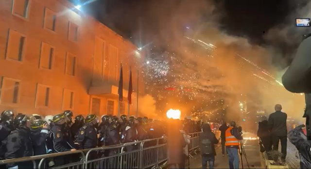 Kryeministria në flakë pas fjalës së Berishës/ Militantët e PD hedhin fishekzjarre dhe molotov