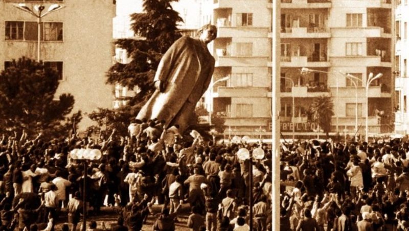 Dossier/ Enveri, si u rrëzua në mes të Tiranës