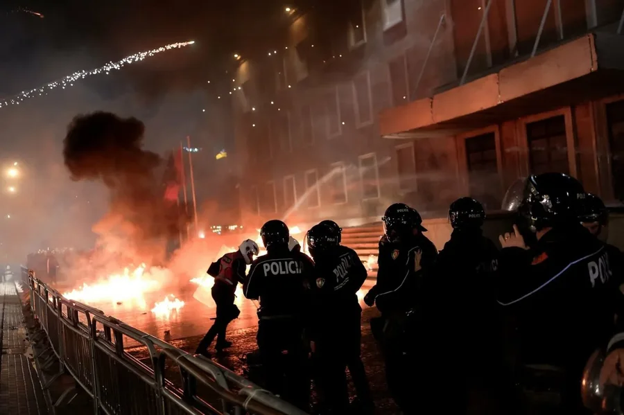 Dhuna në protestat e opozitës, anëtari i FRPD-së: Të miturit po keqpërdoren! Molotovët, të dënueshëm