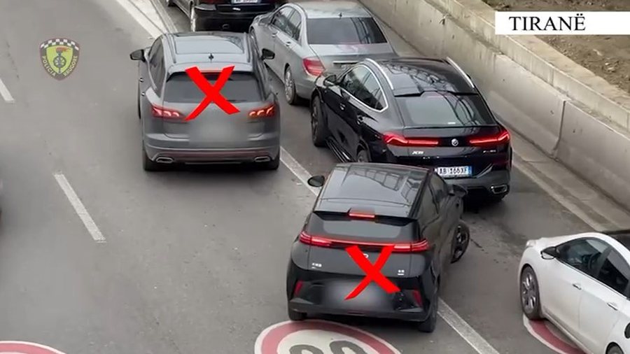 Ndëshkohen shoferët e “zgjuar”, hiqen me karrotrec makinat që bllokojnë korsitë