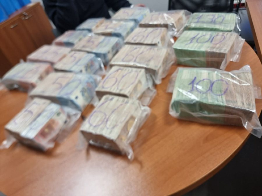 Kapet automjeti me 1 milion euro të padeklaruara në kufirin Kosovë-Serbi