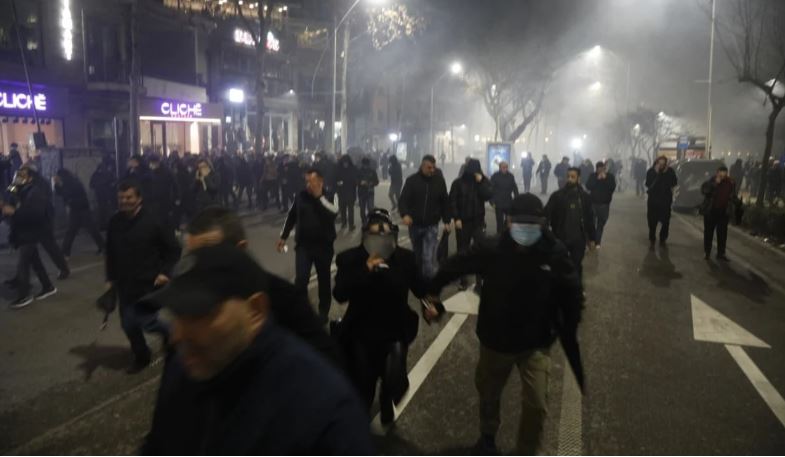 E paligjshme, gjykata liron 18 protestuesit , mes tyre 3 të mitur