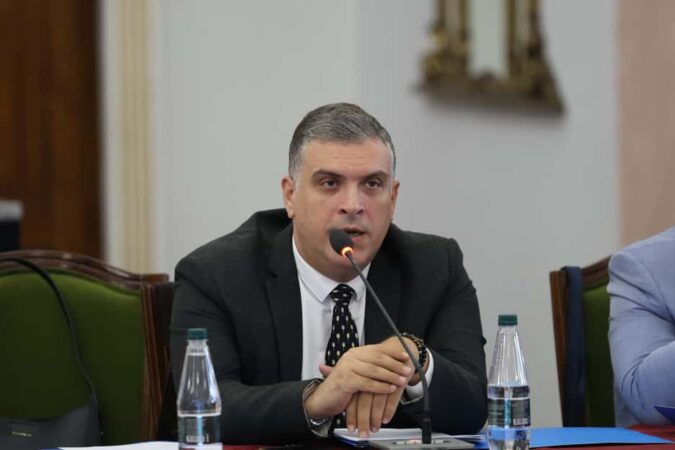 Debat i ashpër te “Ekonomia”, Blushi përplaset me Braçen për TVSH-në e ushqimeve: Kërkoni ndjesë pensionistëve për premtimin e pambajtur