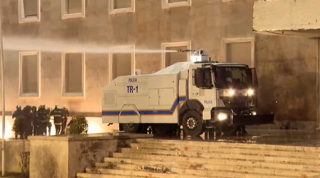 Tensionet në protestë/ Policia shpërndan protestuesit me ujë