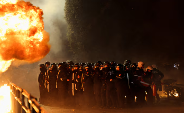 “Reuters” jehonë protestës së opozitës: Shpërthejnë protesta në Shqipëri për shkak të akuzave për korrupsion