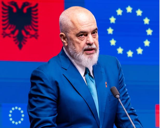 “Pjesërisht i lirë”, por në tryezën e të fortëve, ja si e përshkruan The Guardian Edi Ramën në “Bordin e Paqes“ së Trump