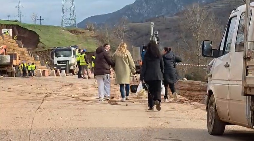 Fundosja e rrugës në Arrat e Gurrës, qytetarët detyrohen të ecin në këmbë