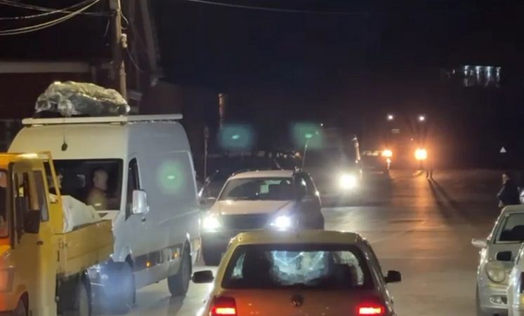 Bllokohet totalisht qarkullimi i mjeteve në aksin Librazhd-Përrenjas, Policia e Elbasanit: Nuk lejohet as kalimi i ambulancave dhe mjeteve zjarrfikëse