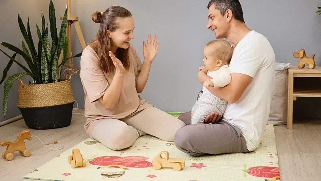 Pse u rekomandohet prindërve t’u këndojnë fëmijëve të tyre? (Lifestyle)