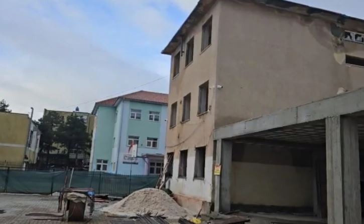 I mituri u godit nga inertet pranë kantierit të ndërtimit, procedohet punonjësi i firmës në Kukës