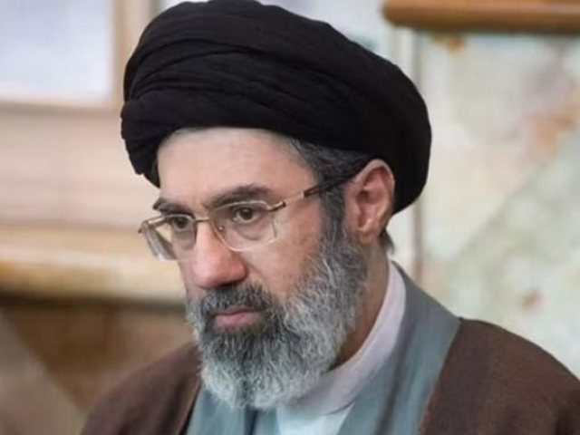 Lufta ndërmjet Gardës Revolucionare dhe klerit për kreun e ri të Iranit. Fetarët s’e duan djalin e Khameneit