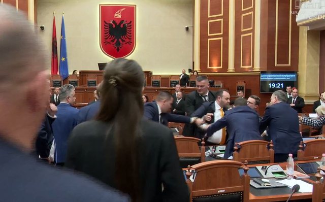 Balliu tenton t’i mbyllë mikrofonin Ballës, konfrontim fizik mes deputetëve, vijojnë tensionet në Kuvend