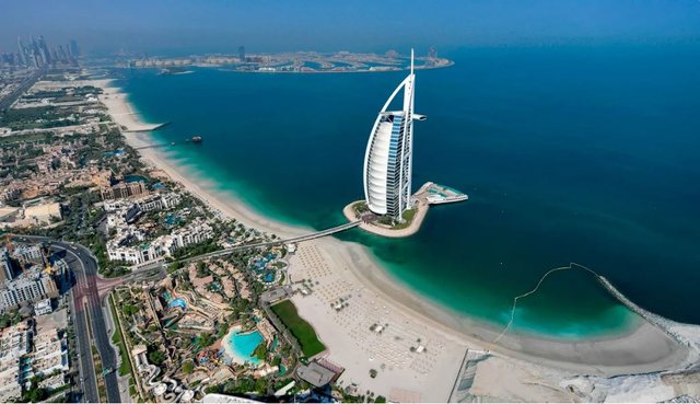 “Si gjatë COVID-19”, banorët përshkruajnë heshtjen e pazakontë në Dubai pas sulmeve iraniane
