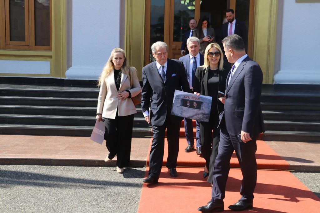 Shpërthen ish-deputeti demokrat: Me këtë drejtues të PD-së, Rama vazhdon mbretërimin! Opozita e paaftë