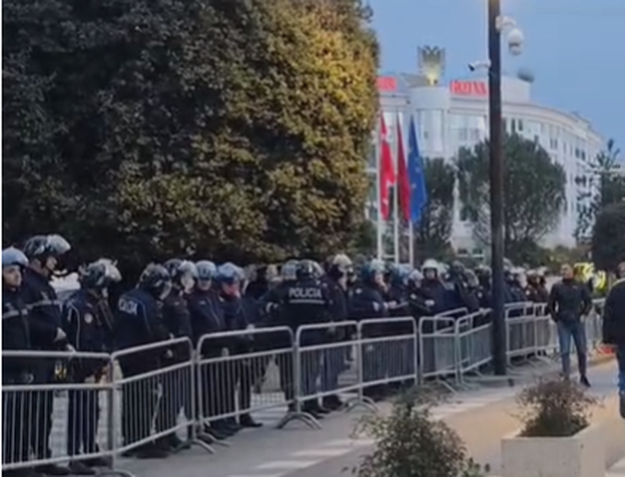 Protesta e PD-së/ Efektivët e policisë blindojnë Kryeministrinë