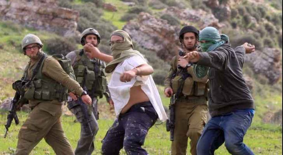 Kolonët izraelitë “pushtojnë” Bregun Perëndimor, “rrahin palestinezët” dhe “u marrin tokat”