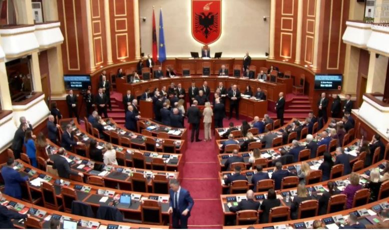 Mazhoranca voton ndryshimet në Qeveri, Berisha e Topalli kundër largimit të Elisa Spiropalit