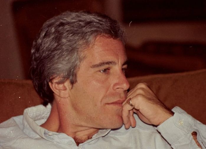 “Nuk mbaj mend asgjë”/ Viktima e abuzimit të Jeffrey Epstein rrëfen detajet: Punoja si modele, më hodhën drogë në ujin që konsumova