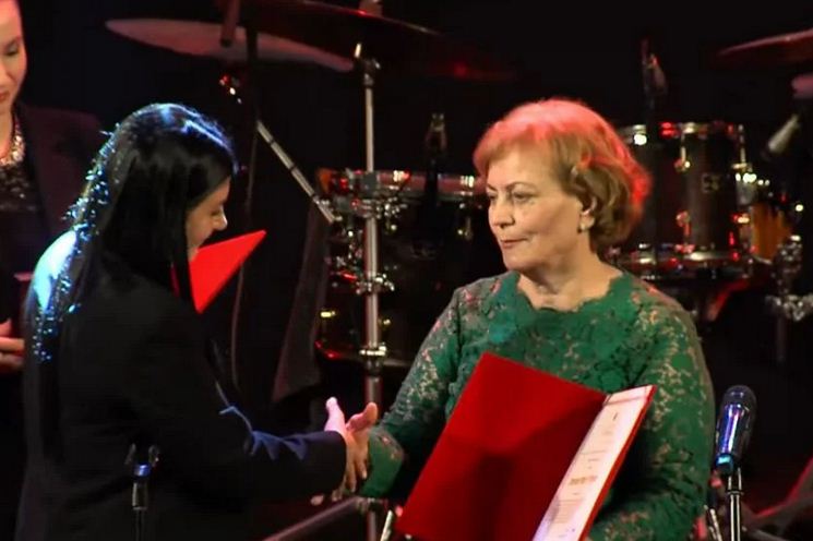 Mamaja e Mira Muratit jep këshilla për të rinjtë dhe prindërit: Rruga e punës është drejt librit