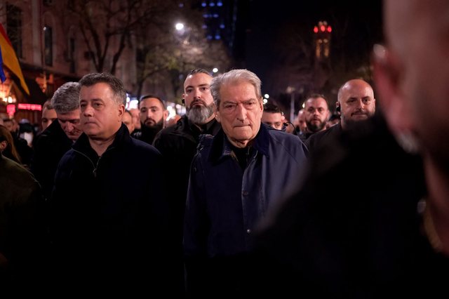 Berisha rikthehet në protestë, niset drejt selisë së PD-së