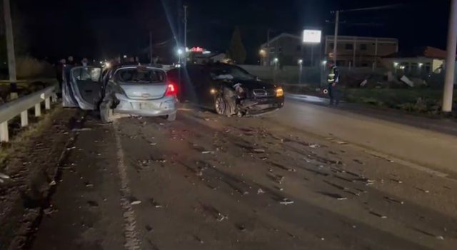 Aksident në aksin Korçë-Pogradec/ Përplasen dy automjete, dy fëmijë transportohen në spital