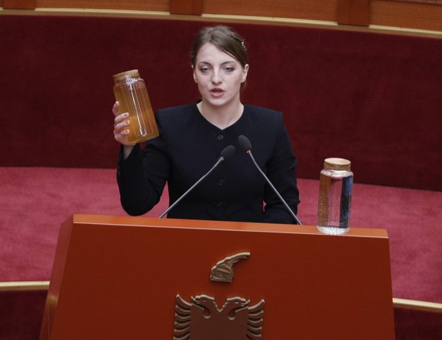 Deputetja e PS vjen në Kuvend me dy shishe uji, Koçeku: Ndotja e Drinit shqetësuese, duhet një marrëveshje mes Shqipërisë dhe Kosovës