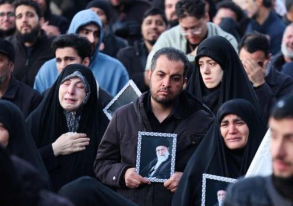 Fundi i epokës së Khameneit/ Vrasja e liderit suprem iranian, Teherani shpall 40 ditë zi kombëtare