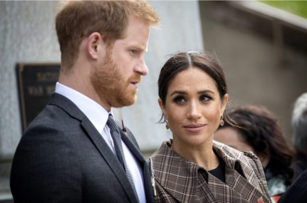Libri i ri për familjen mbretërore shkakton përplasje mes Harry-t, Meghan dhe autorit