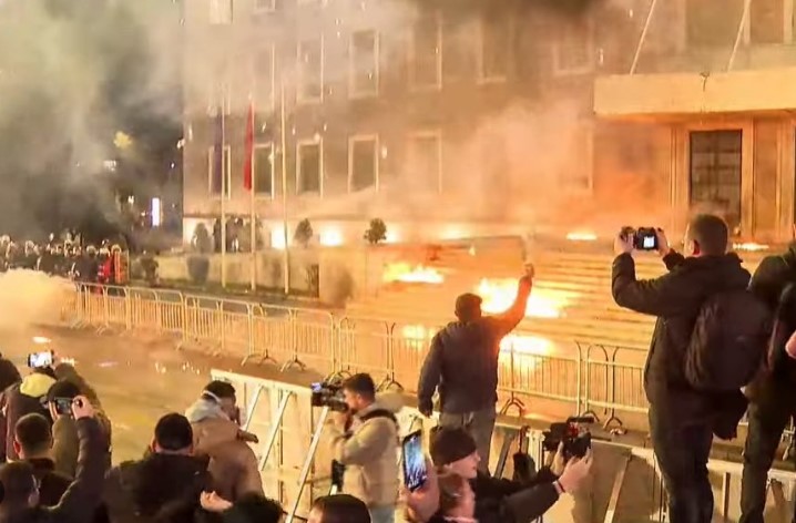 Gjykata e Tiranës vendos “detyrim paraqitje” për 15 protestuesit, u arrestuan pas tubimit të PD