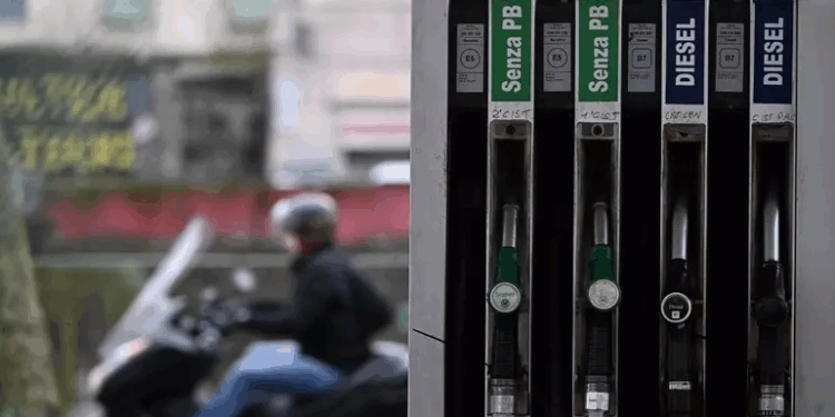 Qeveria italiane dekret për heqjen e akcizës së karburantit për 20 ditë, bie me 25 cent për litër çmimi