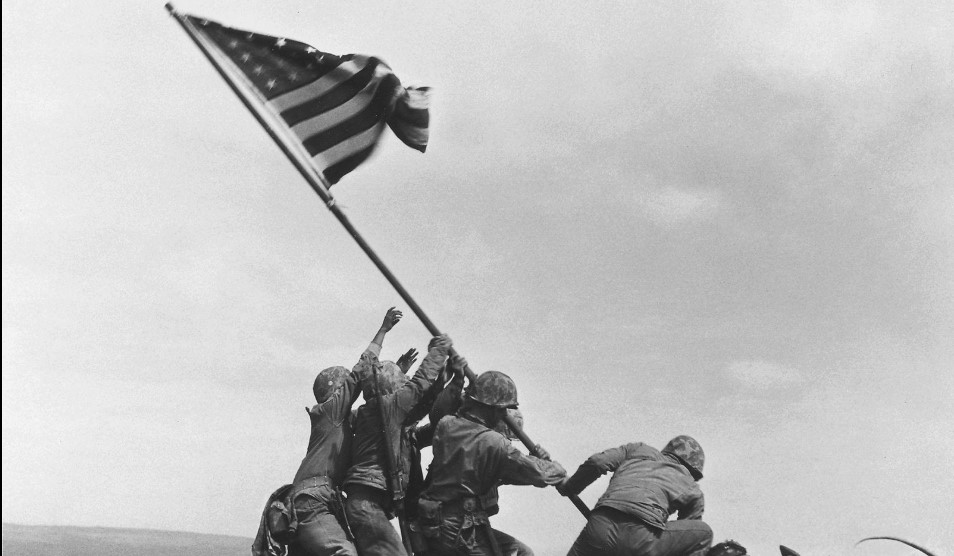 Histori/ 1945 – Flamuri mbi Suribachi, fundi i një ferri pesë-javor në Paqësor