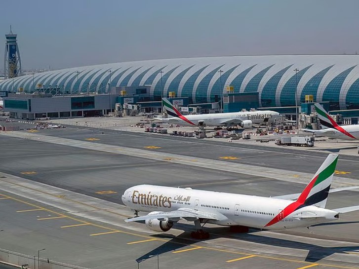 Lufta në Iran, fluturimet në aeroportin e Dubait do të rifillojnë gradualisht pas pezullimit të përkohshëm
