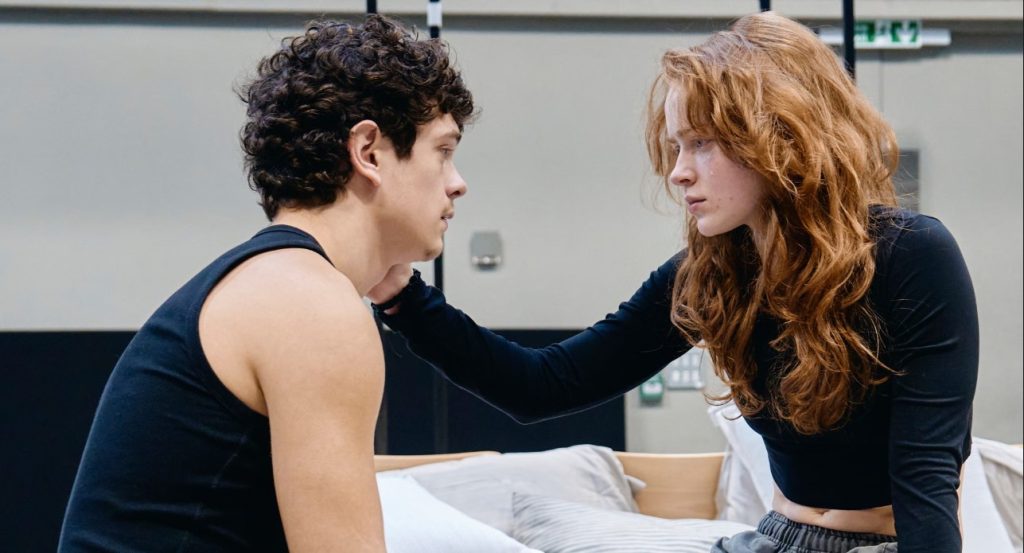 “Të duket sikur po fluturon!” – Sadie Sink dhe Noah Jupe për famën që në fëmijëri, pasionin dhe emocionin e madh të Romeo dhe Zhuljetës