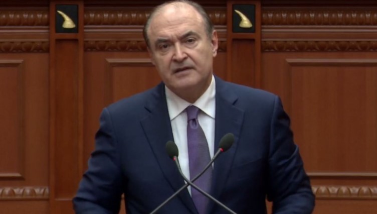 ‘Rrugët në Shqipëri si në situatë paslufte’- Haxhinasto në Kuvend: Janë më të varfra me shtresa e nënshtresa se akset për karroca të kohës së Romës