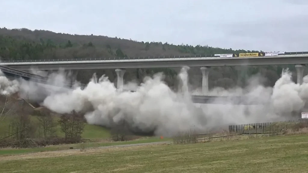 Pamje spektakolare nga Gjermania/ Shikoni momentin kur shembet ura kryesore e autostradës (VIDEO)