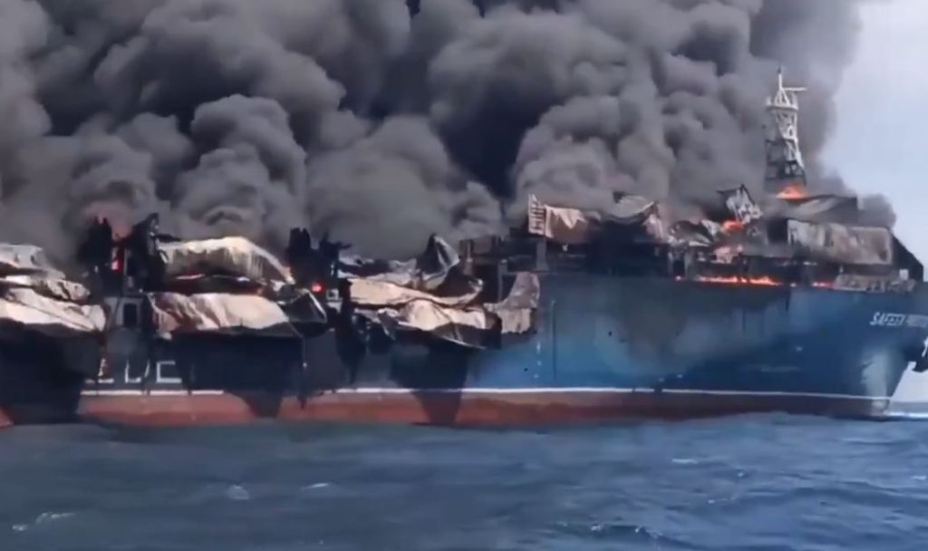 Irani sulmon anijen me flamur të Ishujve Marshall në Ngushticën e Hormuzit (Video)