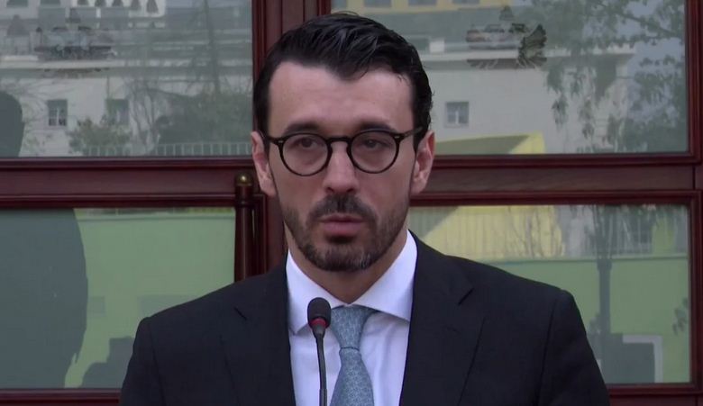 Karakaçi: Ngushtica e Hormuzit s’rrezikon furnizimin me naftë, çmimet nën monitorim – pa vendim për Bordin e Transparencës