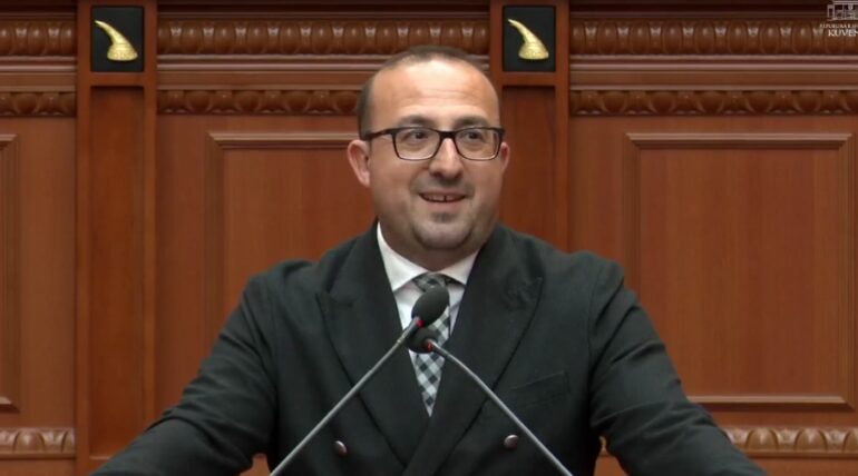 Batuta e deputetit të PD në Kuvend, Korreshi: Rrofsh o qeveri që na e ngritët…naftën