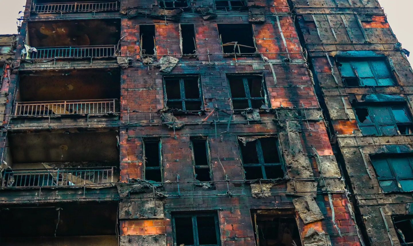 11:42 Zjarri te pallati pranë QSUT-së, zbardhen detajet, çfarë zbuluan kamerat e sigurisë