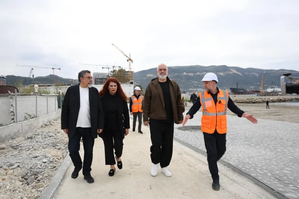 Rama në kantierin e “Lungomare 4”, inspekton punimet në shëtitoren e re në Vlorë: Duhet të identifikojmë vende të tjera për parkime