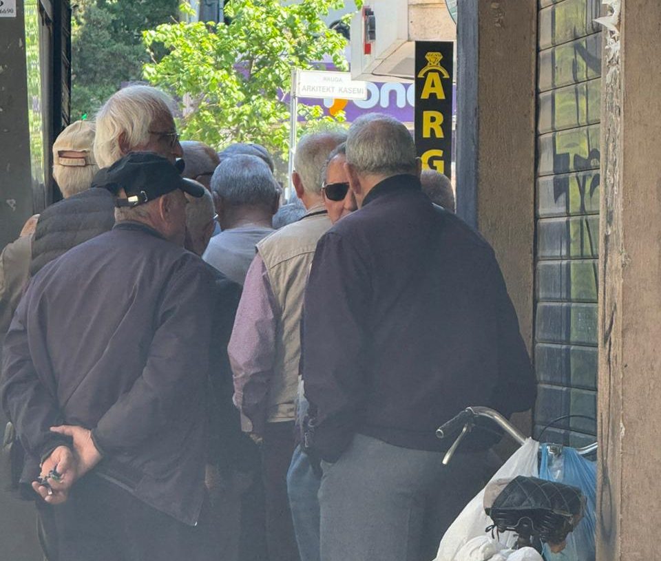 12:15 Fotolajm/ Pensionistët, çdo datë 30, në radhën e “turpit”