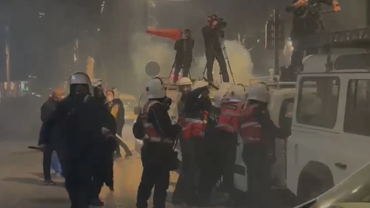 22:12 “Pse silleni kështu?”/ Berisha ndan videon nga protesta e opozitës para Kryeministrisë: U habitën dhe të huajt, pyetën policët