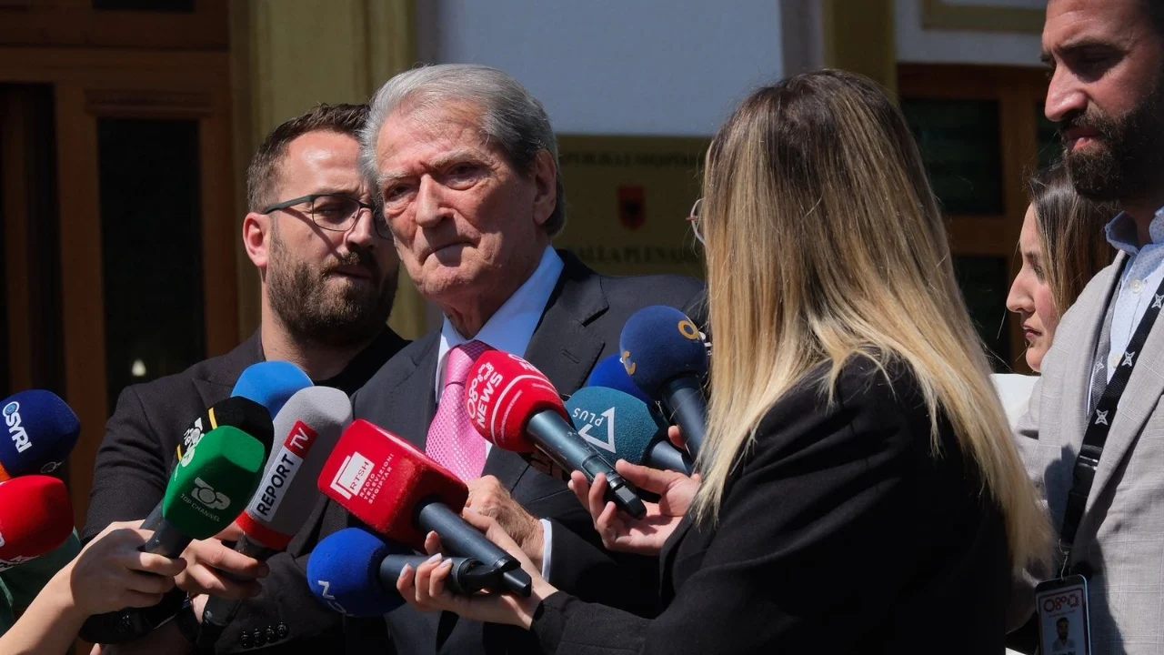 12:55 Ndryshimet kushtetuese për sistemin zgjedhor dhe numrin e deputetëve, Berisha: Nuk bashkojmë votat me Ramën, problemi i tyre është lufta kundër ‘SKAP’-it