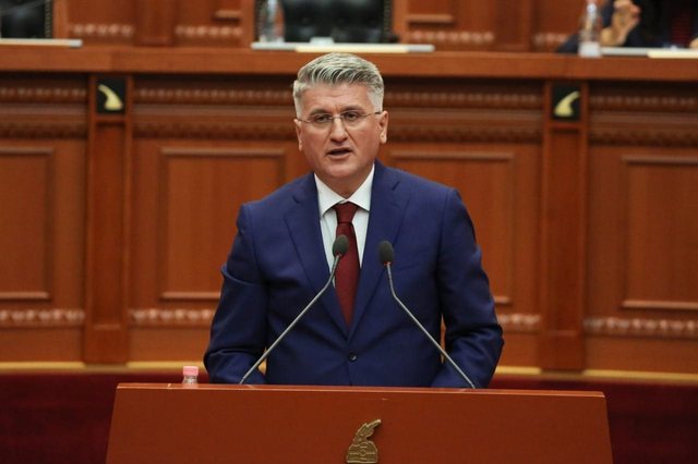 “Qafire, edepseze, zullumqare, ju pjek në hell” – Satira e Gjekmarkajt për seancën e tensionuar në Kuvend