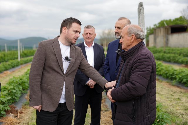 FOTO-LAJM: Fermerit i mbeten sytë te mikrofoni i ministrit